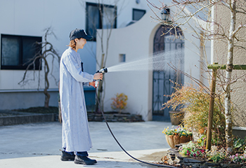 お庭に水やりでの利用シーン